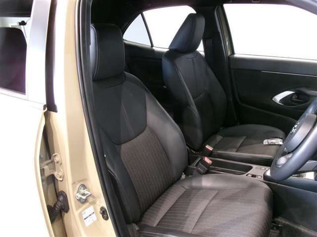 高いホールド性で運転姿勢が安定します。長距離ドライブでも疲れにくいのが魅力です。快適なドライビングライフをお送りください♪