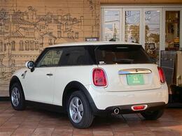 ■Car＆Cafe　PICCOLOはカフェを併設したカーショップです。癒しの空間でゆっくりとお車をご覧頂けます。本社であるAUTOSPEC.は輸入車をメインに販売から買取までトータルでサポート致します