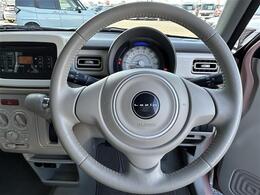 こちらはハンドルの写真です。中古車なので、若干の使用感はありますが、破損、不具合等はありません。ユーザー様から買取した車両を、一台一台チェックして問題のない車両を珪砂しております。ご安心ください。