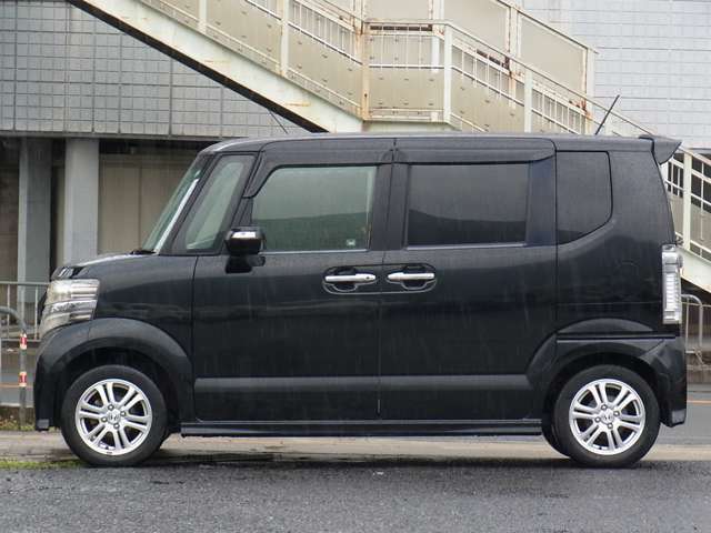 車検を受けてのお渡しです。車検代、重量税、自賠責保険料等含めたものがお支払総額です（他府県登録費、陸送費等は除く）。　車両本体価格に車検費用を含んでいないため掲載規約上「検無」という表記になります。