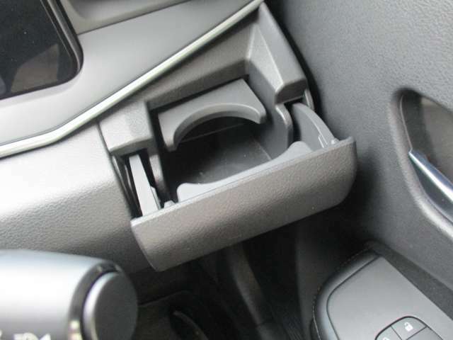 運転席側のエアコン吹き出し口の前にもドリンクホルダーが備わります。