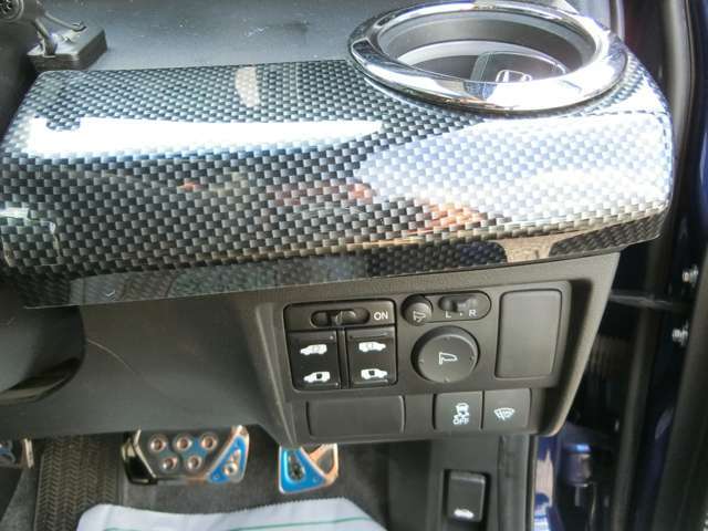 遠方のお客様のもとへお車を安全にお届けするために、信頼の専門業者に依頼します。地域によって費用が異なります。まずはお問い合わせください。お見積りさせていただきます。