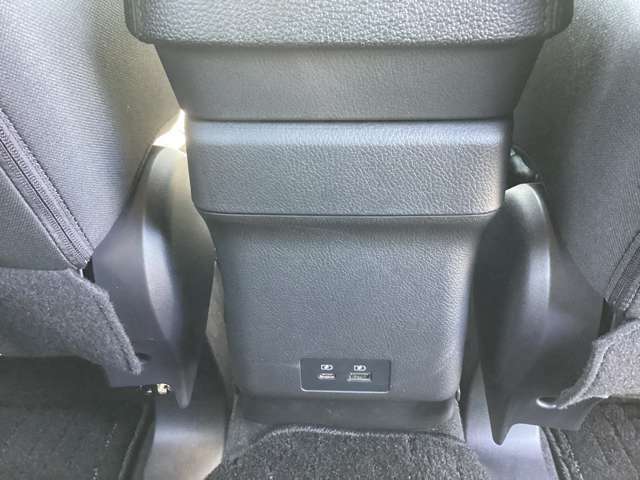 センタコンソールの交尾座席側にはUSBコネクタが装備されています。スマホやタブレットの充電にお使いいただけます。