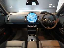 運転席及び助手席におかけになっている瞬間をイメージしてみてください。重厚感のある室内空間は外からの音を遮断し、唯一のプライベート空間を演出しております。