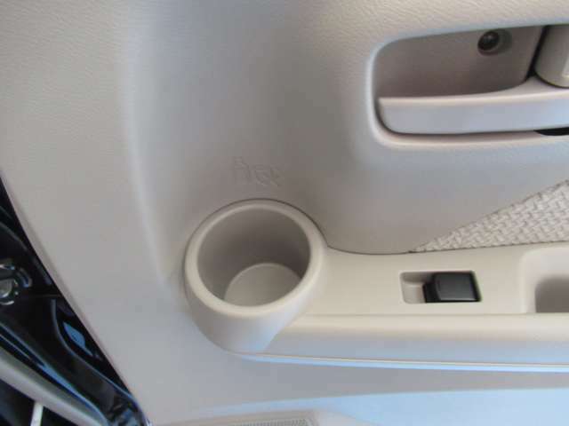 後部座席ドアポケットにドリンクホルダー　収納位置が高く使いやすいです