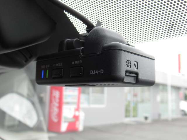 ＜フロントドライブレコーダー＞初めから付いていると嬉しいアイテムですね！運転状況を映像と音で記録できナビ画面で記録した映像の再生可能