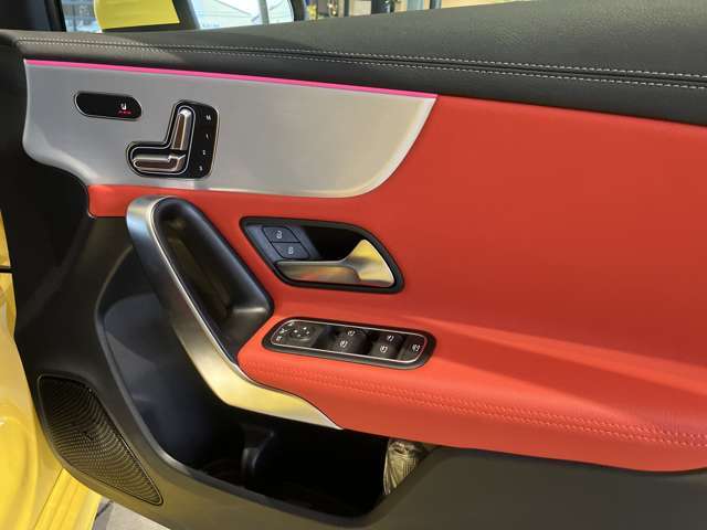 パワーシートの操作は、スイッチがシートの形状をしておりますので、ダイレクトに調節が可能でございます。