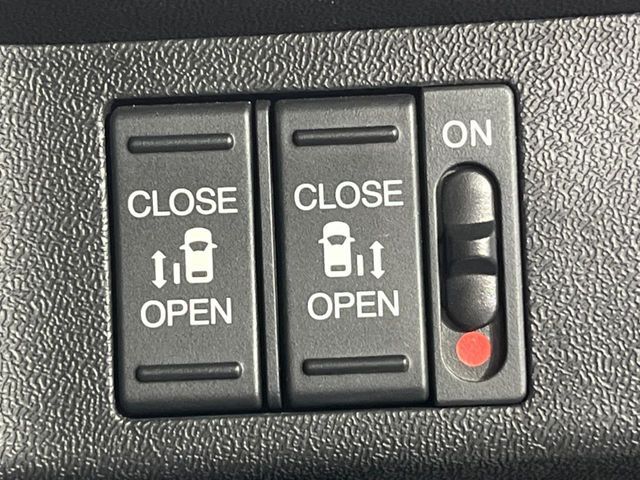 【両側パワースライドドア】スマートキーや運転席のスイッチで後席両側スライドドアの開閉が可能♪電動だから力を入れてドアを開ける必要が無く、小さなお子様でも簡単に開け閉めでき快適です♪