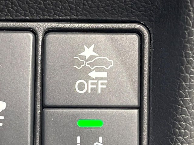 【ホンダセンシング】走行中に前方の車両等を認識し、衝突しそうな時は警報とブレーキで衝突回避と被害軽減をアシスト。より安全にドライブをお楽しみいただけます。