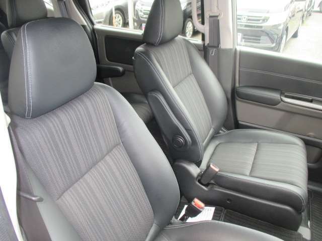 前席はアームレスト付きです。肘を置いてゆったりとした姿で運転できます。