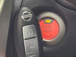 【インテリジェントキー】カバンやポケットに入れたままでもドアの施錠・解錠が可能なスマートキーを装備。エンジンのオン・オフ時もカギを取り出す必要が無いからとっても便利です♪