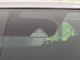 【エマージェンシーブレーキ】走行中に前方の車両等を認識し、衝突しそうな時は警報とブレーキで衝突回避と被害軽減をアシスト。より安全にドライブをお楽しみいただけます。