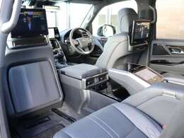 エグゼクティブ専用後左右席シート、全席パワーシート（HOT＆COOL）です。リヤコンソールには置くだけ充電、コントロールパネル、USBタイプC、HDMI端子、読書灯他ついております。