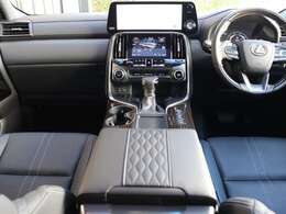 内装はエグゼクティブ専用セミアニリン本革（ブラック）に縞杢（ブラック）のオーナメントパネルです。メーカーオプションのCD・DVDデッキ付きです。全席パワーシート（HOT＆COOL）禁煙車です。