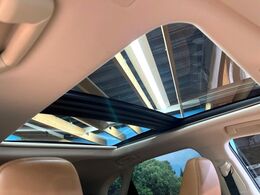 【大型サンルーフ】車内の解放感が一気に上がる大型のパノラマルーフ！季節を問わず開放的で快適なドライブをお楽しみいただけます。流通量も少なく希少価値の高い人気の装備です♪