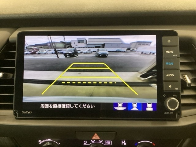 お好みの温度に調整して車内を快適に過ごすことができます。エアコン操作下にはスマホなど充電しておけるUSBジャックつき。