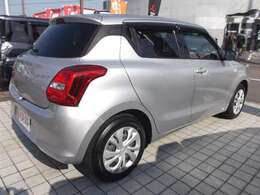 標識認識機能、隣接車線の後方から接近する車両を検知するブラインドスポットモニター［車線変更サポート付］や、駐車場などで自車の後方左右から接近する車両を検知するリヤクロストラフィックアラートを装備☆