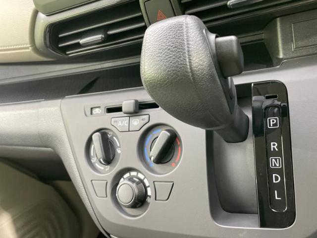 WECARSの展示場では実際に見て、触ってお車をお選びいただけます！知識の豊富な営業スタッフが様々なカーライフをご提案いたします！