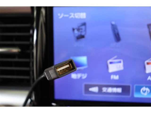 USBソケットが装備されています。iPhoneやスマートフォンの充電など、車内にあると便利なアイテムのひとつですね！