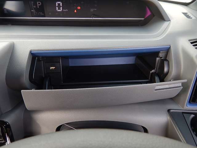 運転席側にもアッパーボックス収納♪充電用USBポートが付いています♪