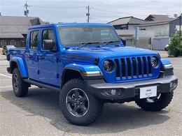 丸目ヘッドライトと7スロットグリルがJeepのアイデンティティーです。