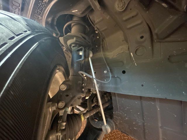 お車を安心してお乗りいただく為には、足回りの定期点検が欠かせません。サービスサポート（有償保証）では無料点検もご提供しており、安心のカーライフをお過ごしいただけるサポート体制が整っています。