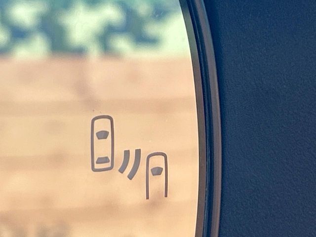 【ブラインドスポットモニター】走行中、ドアミラーの死角になりやすい箇所に後続車が接近するとサイドミラーのレンズに警告を表示！ドライバーに注意喚起をしてくれます。