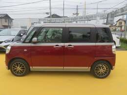 横からの外装の画像です！サービス工場も併設しておりますので、ご購入後も安心です！