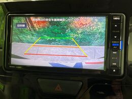 【バックカメラ】駐車時に後方がリアルタイム映像で確認できます。大型商業施設や立体駐車場での駐車時や、夜間のバック時に大活躍！運転スキルに関わらず、今や必須となった装備のひとつです！