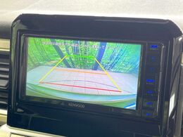【バックカメラ】駐車時に後方がリアルタイム映像で確認できます。大型商業施設や立体駐車場での駐車時や、夜間のバック時に大活躍！運転スキルに関わらず、今や必須となった装備のひとつです！