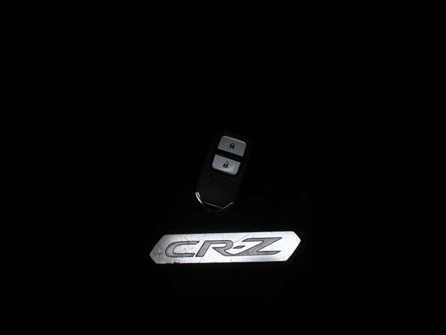 スマートキーも装備されていてお車の高額装備のひとつです！！カバンの中から鍵を探す手間もなくすぐに開閉できます！両手が荷物で塞がっている時や雨のときなど便利ですね！