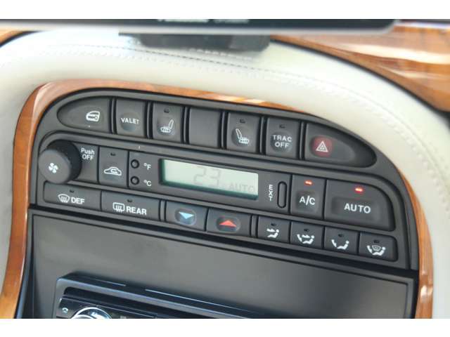 少し古いお車ですが、エアコンもバッチリ効きます。