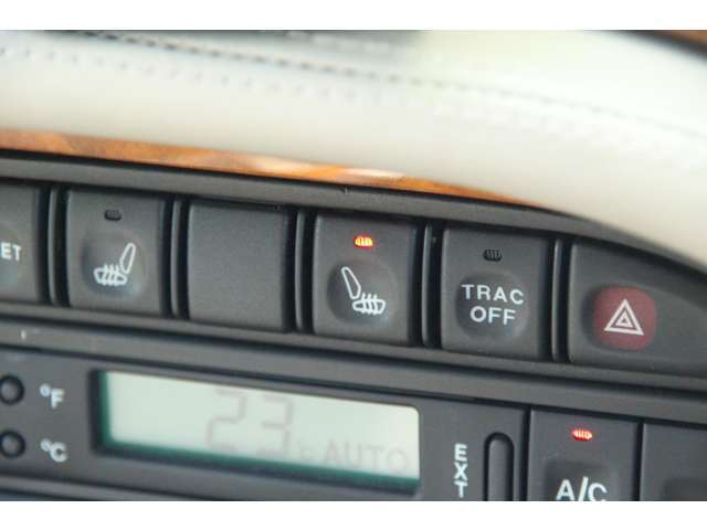 この世代では高級車にしかついていない、シートヒーター装備です。