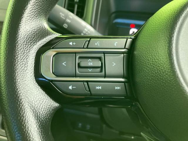 WECARSの展示場では実際に見て、触ってお車をお選びいただけます！知識の豊富な営業スタッフが様々なカーライフをご提案いたします！