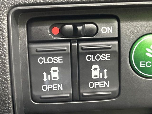 【両側パワースライドドア】スマートキーや運転席のスイッチで後席両側スライドドアの開閉が可能♪電動だから力を入れてドアを開ける必要が無く、小さなお子様でも簡単に開け閉めでき快適です♪