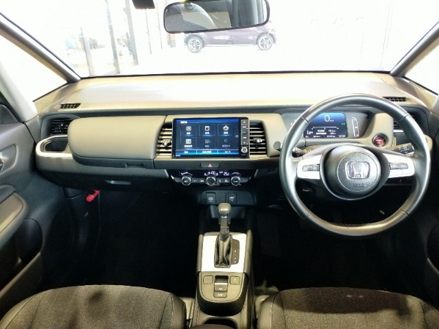 ■シックな印象を与えるブラックインテリア。落ち着いた雰囲気の中に洗練されたデザインが光り、ドライバーの気分を高めてくれます。細部までこだわった上質な仕上がりで、乗るたびに満足感を味わえる室内です。