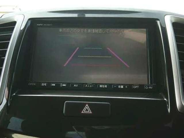 バックカメラ装備☆後退時の安全確認ができて、スマートに駐車できます。
