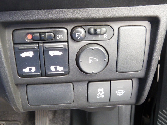 パワースライドドア装備！運転席からボタンひとつで、ドアの開閉が出来ます。
