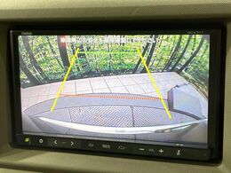 【バックカメラ】駐車時に後方がリアルタイム映像で確認できます。大型商業施設や立体駐車場での駐車時や、夜間のバック時に大活躍！運転スキルに関わらず、今や必須となった装備のひとつです！