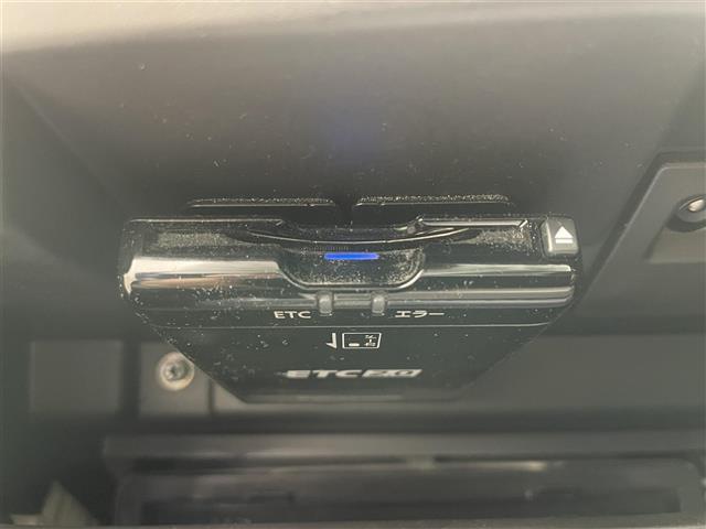 【ETC】有料道路を利用する際に料金所で停止することなく通過できる、ETC車載器（ノンストップ自動料金収受システム機器）が装備されています。セットアップを行うことで利用可能になります。