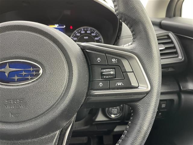 【レーダークルーズコントロール】自動で前の車との車間距離を一定に保ち、速度調整しながら走行します。高速道路のドライブで役立つ装備です。