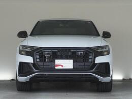 Audiデザインの特徴であるシングルフレームグリルが存在感を主張します。