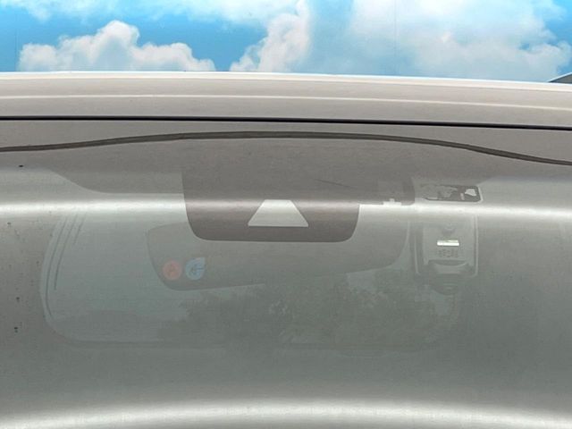 【プリクラッシュセーフティ】前方の車両等を検知し、衝突しそうな時は警報で注意を促し、ブレーキを踏む力をサポート。ブレーキを踏めなかった場合は衝突被害軽減ブレーキが作動、衝突回避をサポートします。