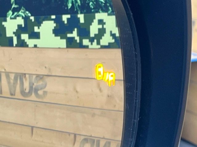 【ブラインドスポットモニター】走行中、ドアミラーの死角になりやすい箇所に後続車が接近するとサイドミラーのレンズに警告を表示！ドライバーに注意喚起をしてくれます。