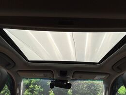 【サンルーフ】開放感たっぷりの希少装備、サンルーフが装着されています！車内に明かりを取り入れたり景色を楽しむ以外にも、車内の空気も簡単に換気できて快適です！