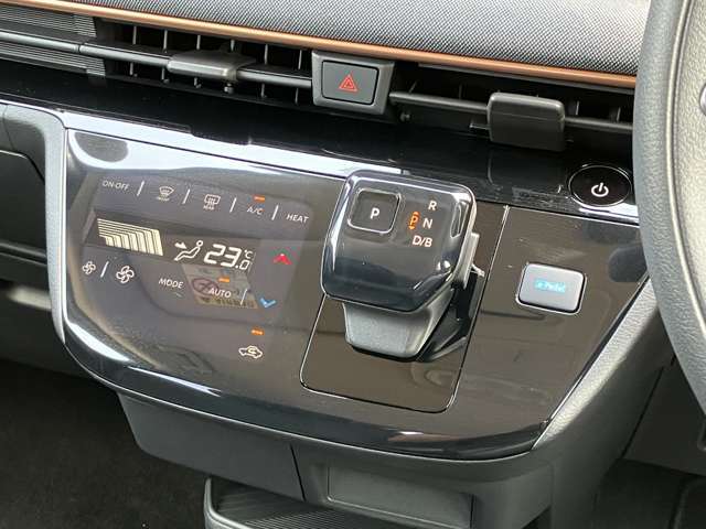 電制シフトです。前後の切り替え操作がスムーズなシフトになります。