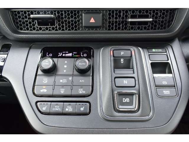 オートエアコンのお車ですので室内の温度をスムーズに調整してくれます♪
