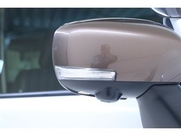 周りの車に、「ウインカー＆ハザード」を気付いてもらえる装備です。安全性とドレスアップを両立するうれしい装備です！