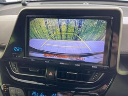 【バックカメラ】駐車時に後方がリアルタイム映像で確認できます。大型商業施設や立体駐車場での駐車時や、夜間のバック時に大活躍！運転スキルに関わらず、今や必須となった装備のひとつです！