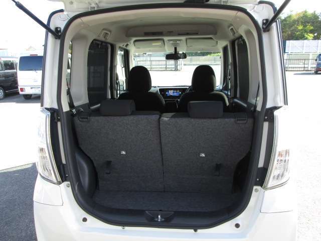 ラゲッジスペースも広々！リアシートを倒せば更に容量確保が可能です！